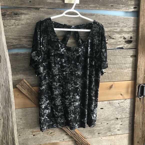 Reitmans Plus Size 2X Velvet Camo Print Burnout top - Picture 1 of 6